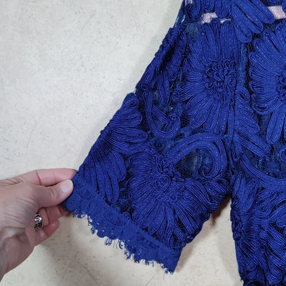 2/$10 04108 Willa royal blue floral and lace S/S cropped blouse M - Picture 3 of 9